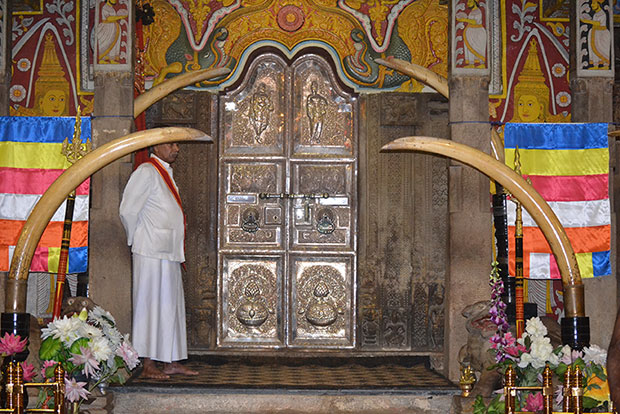 Tooth-of-Buddah-Shrine-2