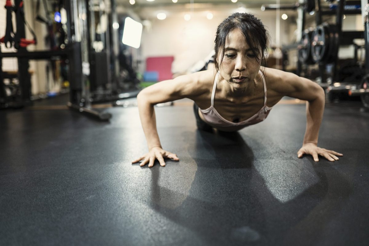 Woman doing a plank exercise at the gym.