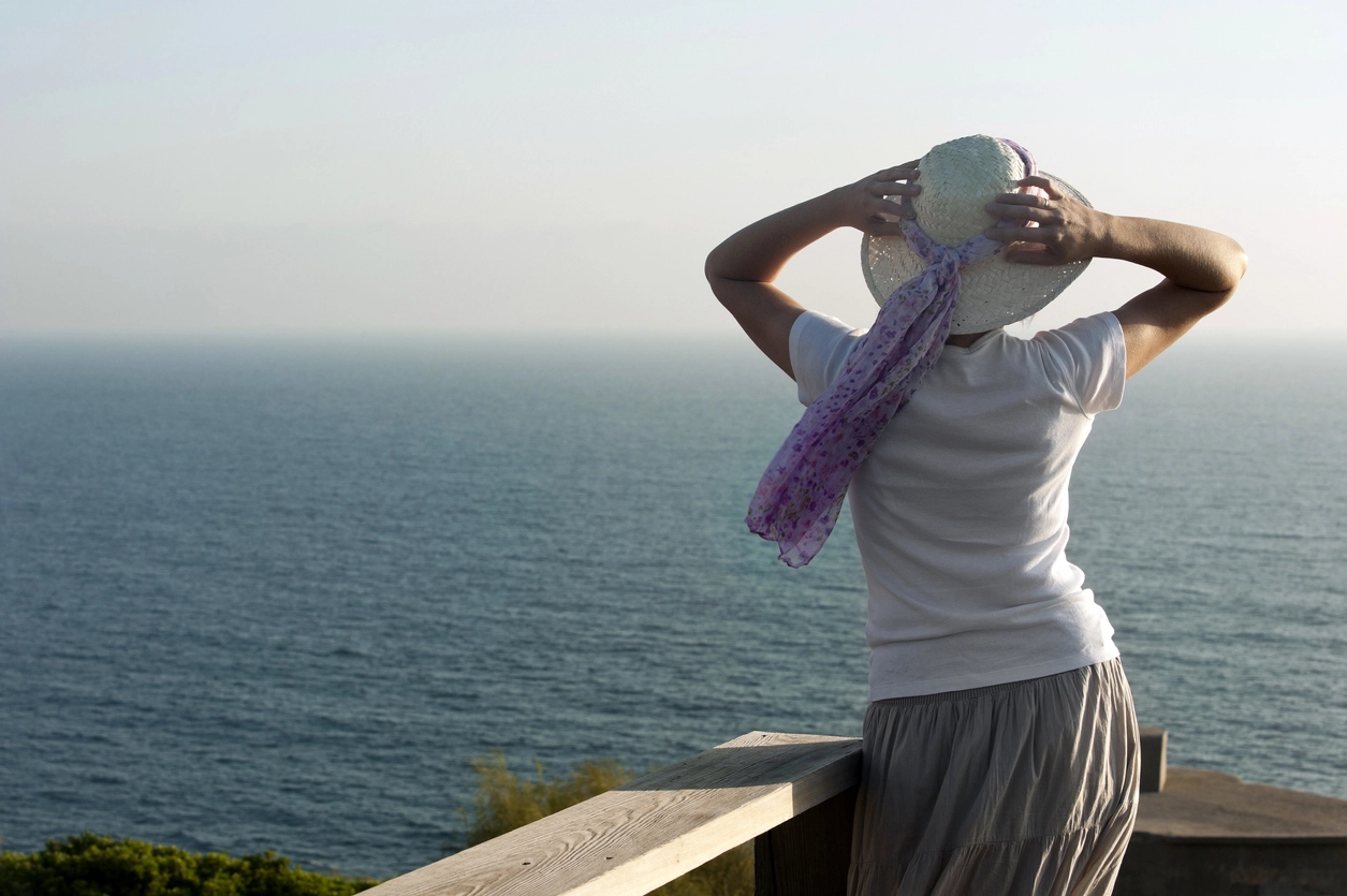 Woman wearing a summer scarf on her sun hat