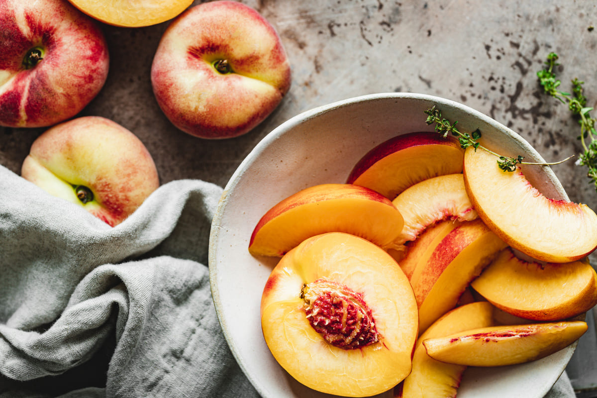 Peaches with mascarpone and angel food cake