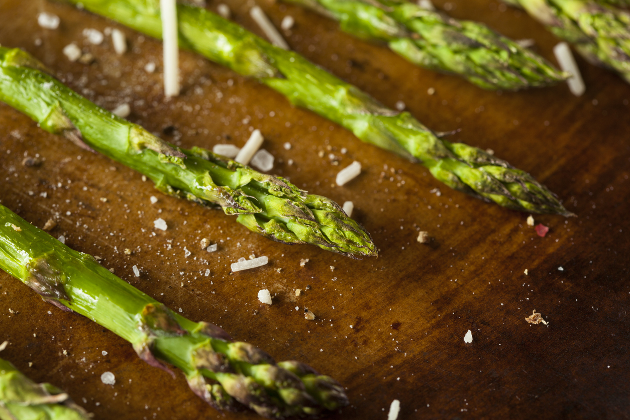 Asparagus with balsamic vinegar and parmesan cheese