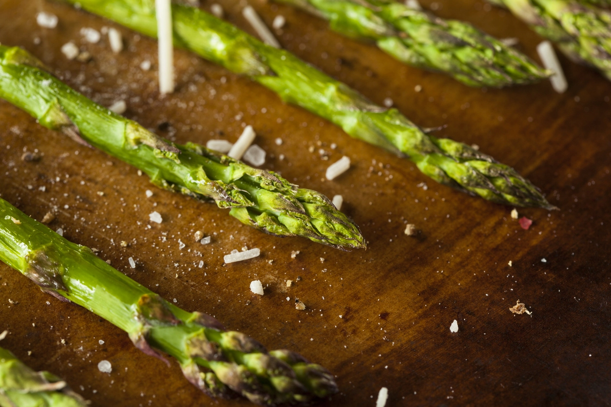 Asparagus with balsamic vinegar and parmesan cheese