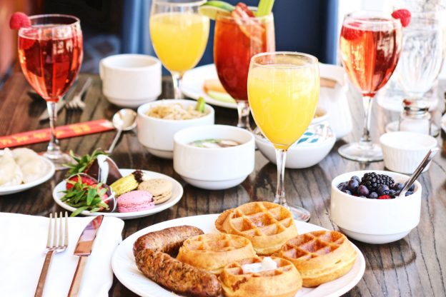 What to expect at a bottomless brunch.