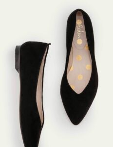 Boden Julia Pointed Flats dans une garde-robe d'été noire