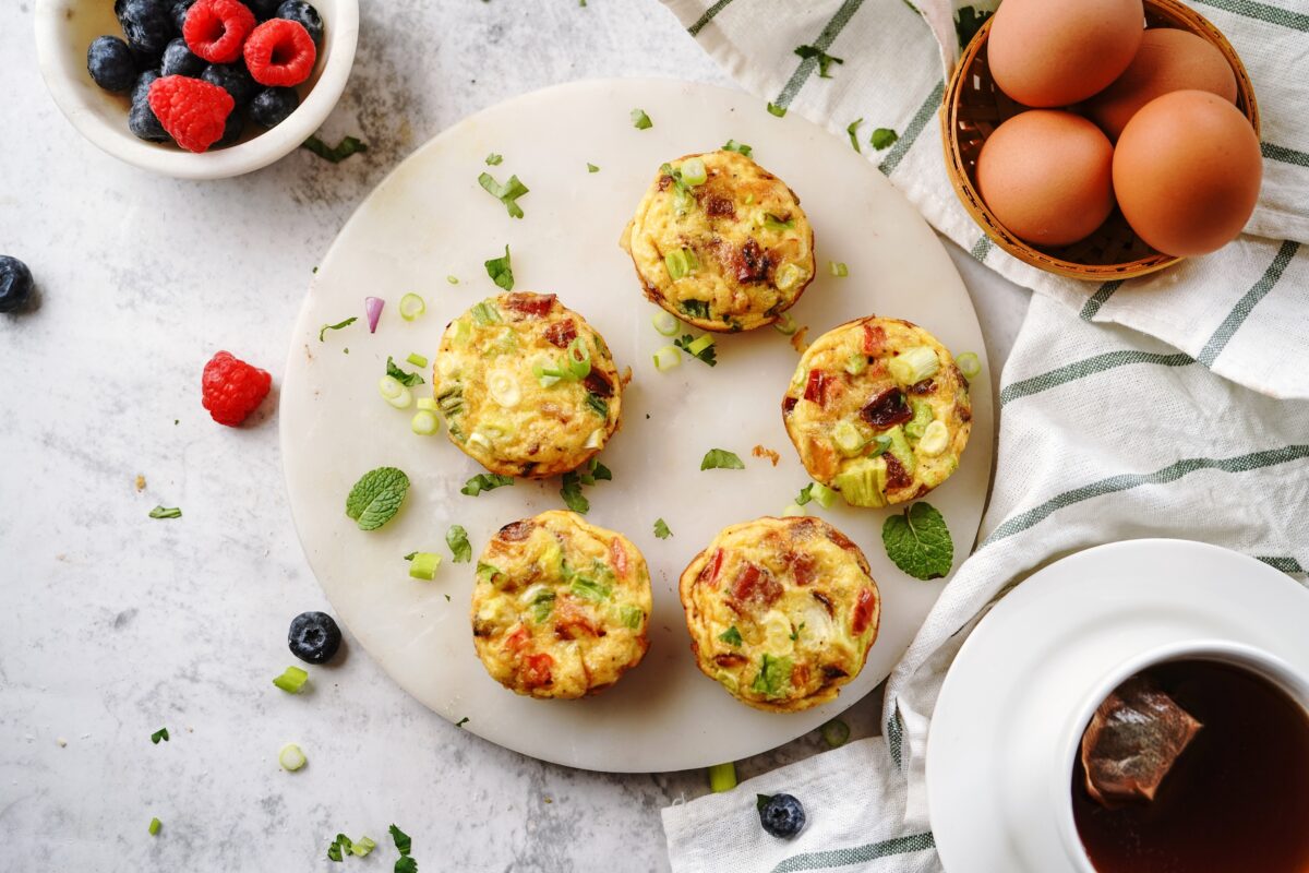 spinach, bacon, egg, and cheese breakfast muffins