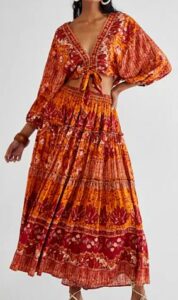 Les gens libres s'échappent au paradis dans un style bohème