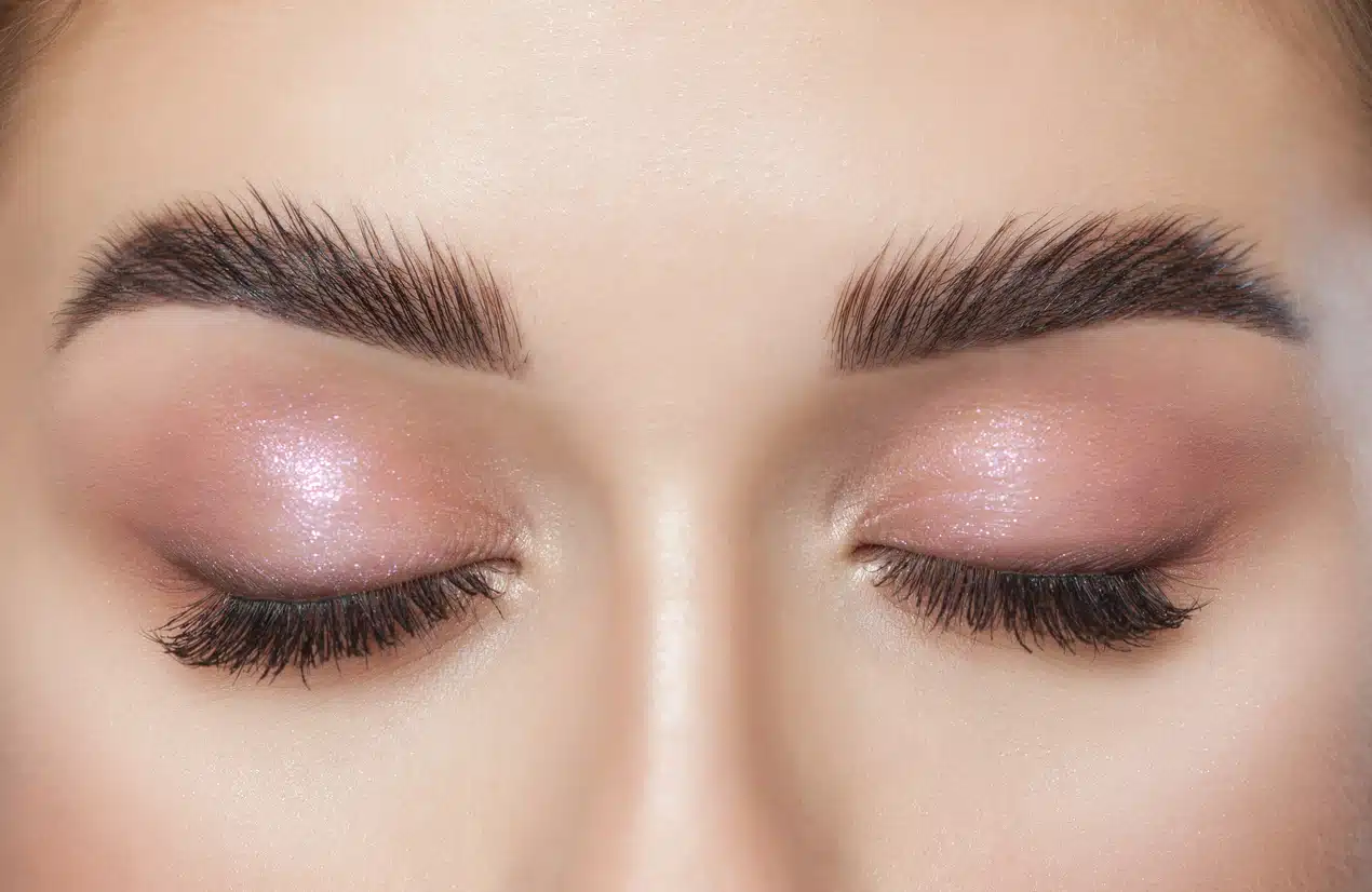 Woman with thick eyelashes transformed from thinning eyelashes