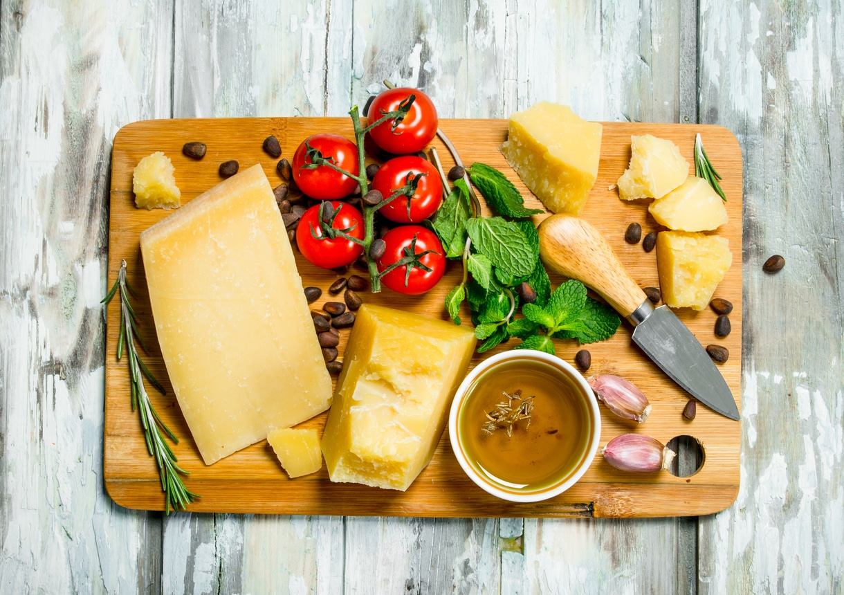 High histamine foods include aged cheese and tomaotes