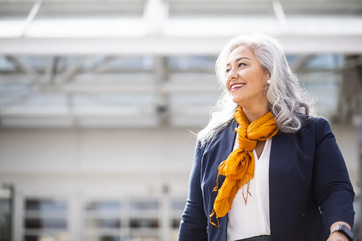 Woman wearing a scarf to minimize a large chest