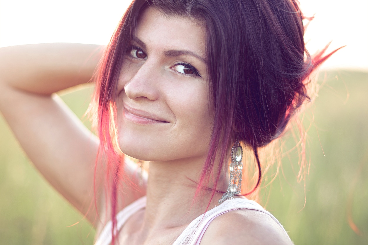 Multicolored hair or money pieces can soften a round face