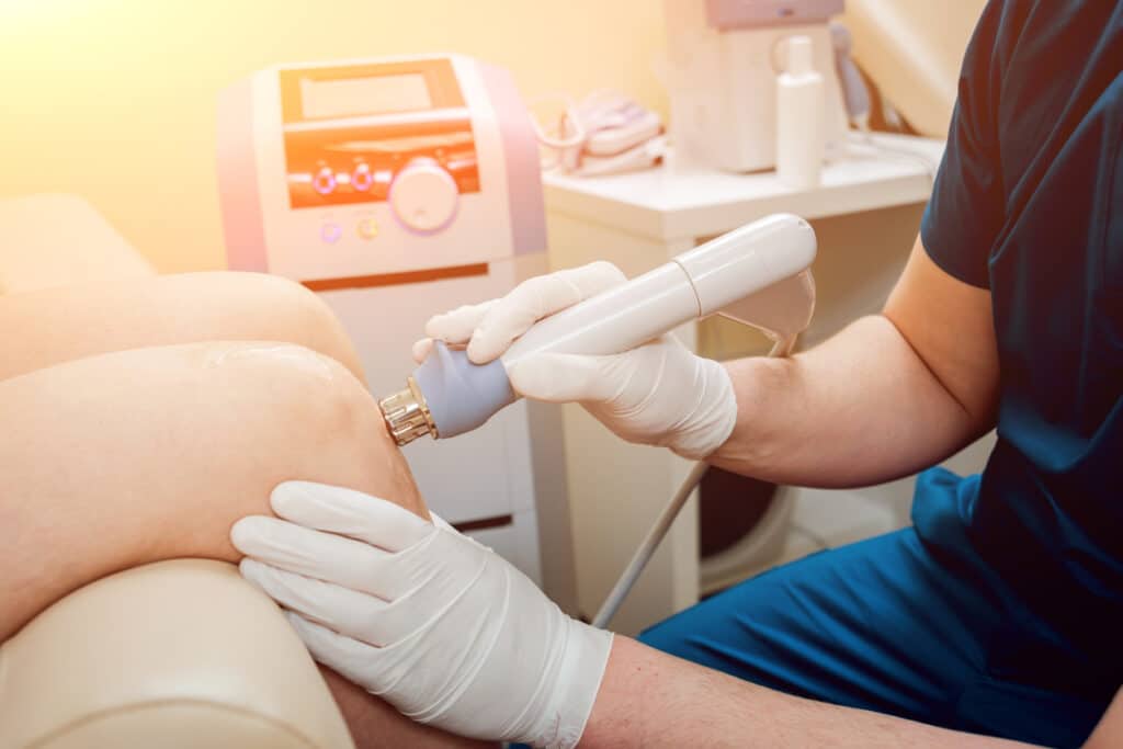 Cold-laser-light-therapy-on-a-knee-1024x683