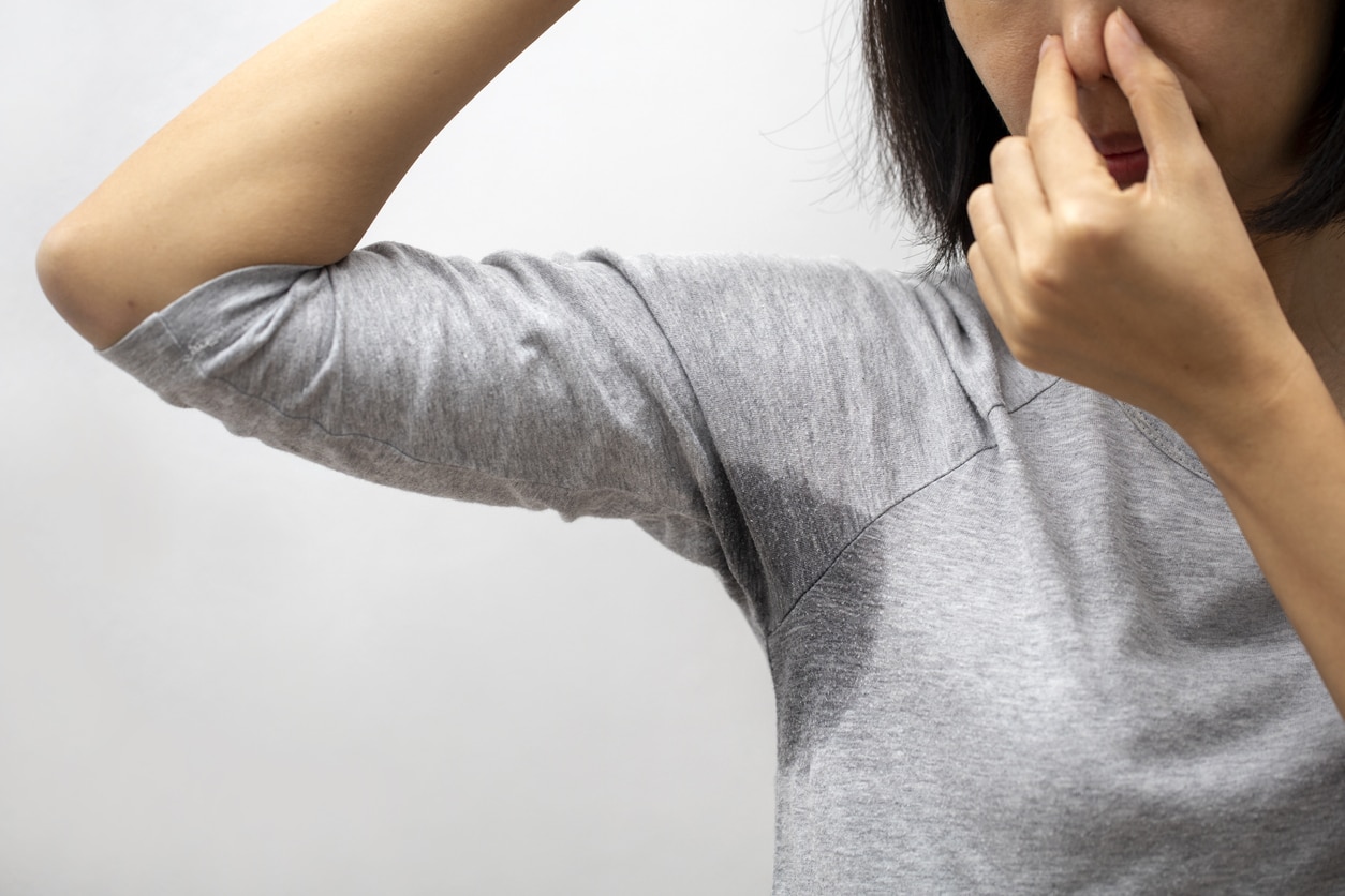 Tips to get rid of underarm smell and stains on shirts