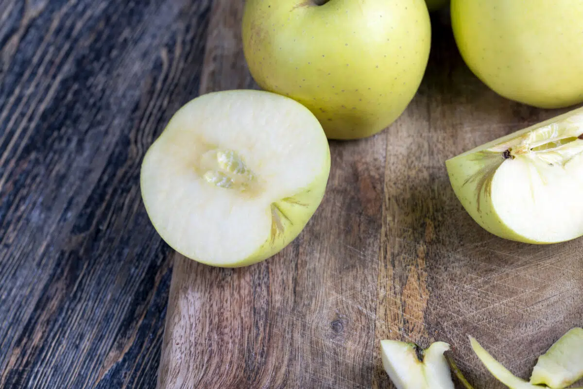 sliced and peeled green apple