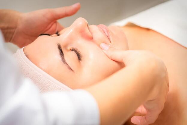 lymphatic face massage