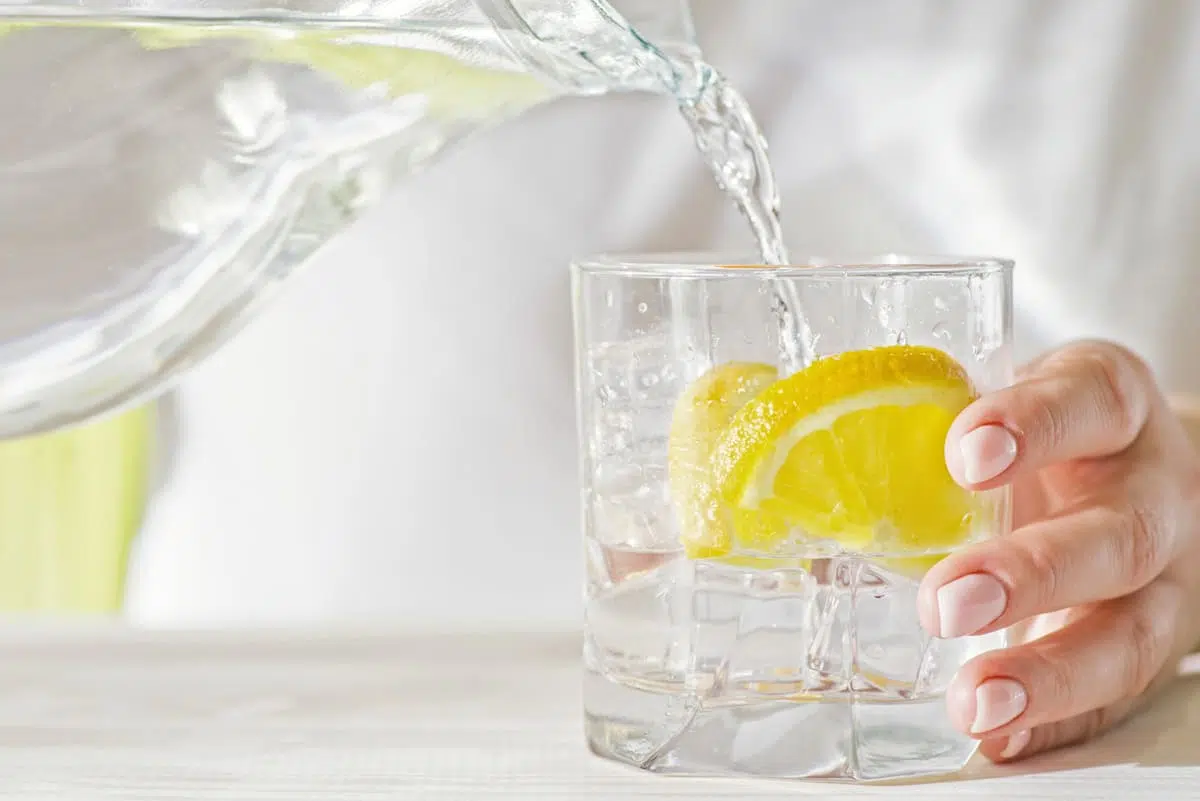 water with lemon