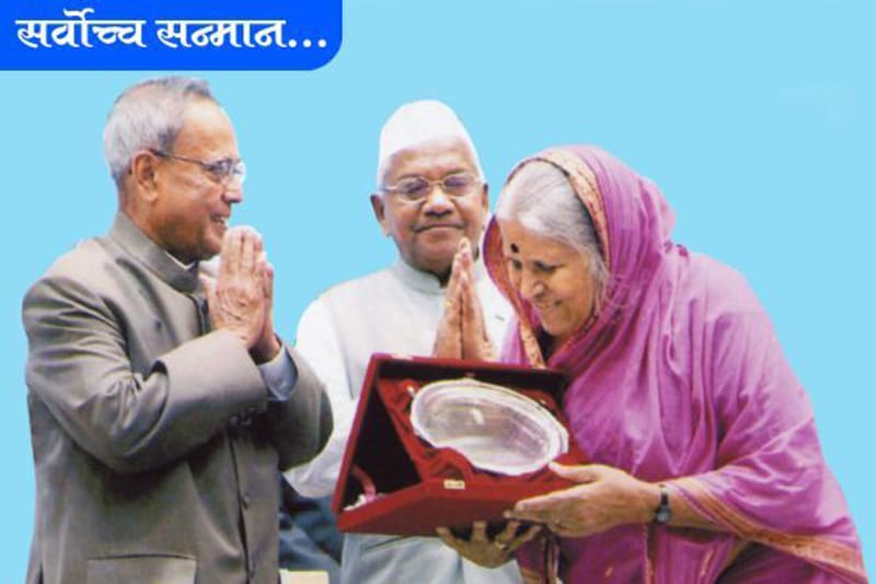 Sindhutai Sapkal getting an award