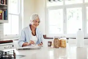 woman eating a healthy breakfast