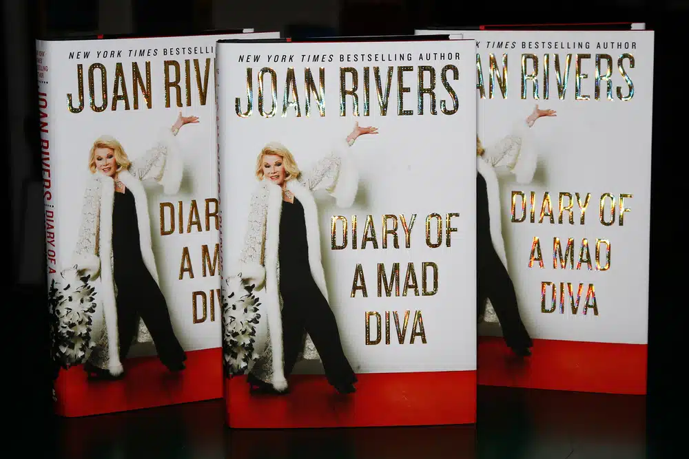 Huntington,,Ny-jul,25:,Tv,Host,Joan,Rivers,Signs,Copies,Of