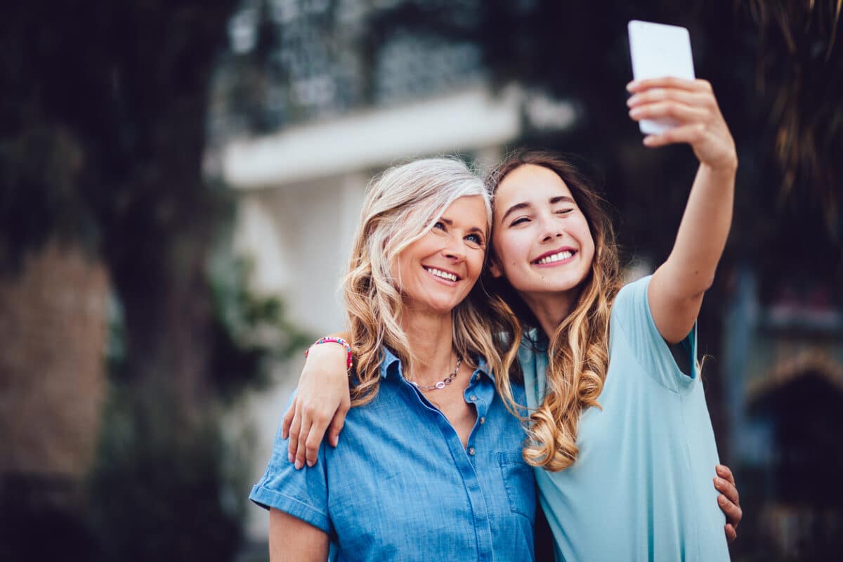 mother daughter selfie