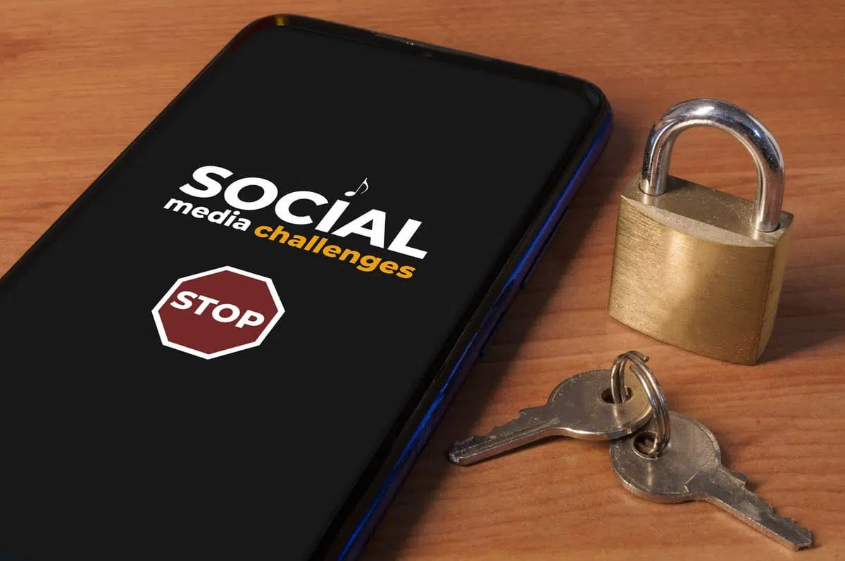 Pause Social Media; Take a break from social media