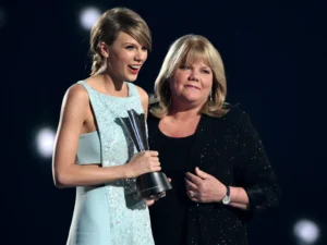 Taylor-Swift-and-Her-Mom-credit-Cooper-Neill-Getty-Images