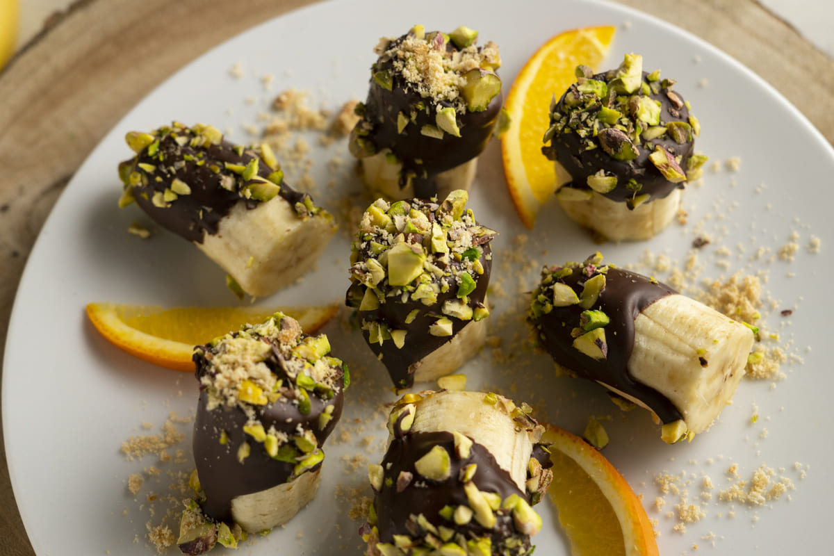 Frozen chocolate bananas with nuts