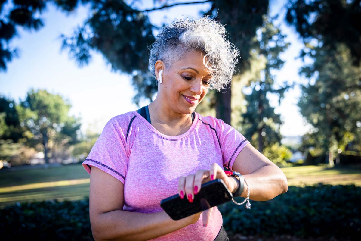 woman-in-jogging-outfit-looking-at-her-watch