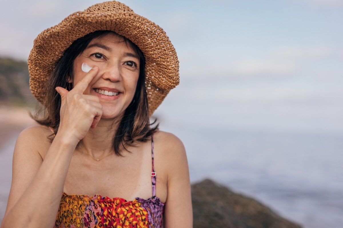 Simple Ways to Feel Younger Apply Sunscreen
