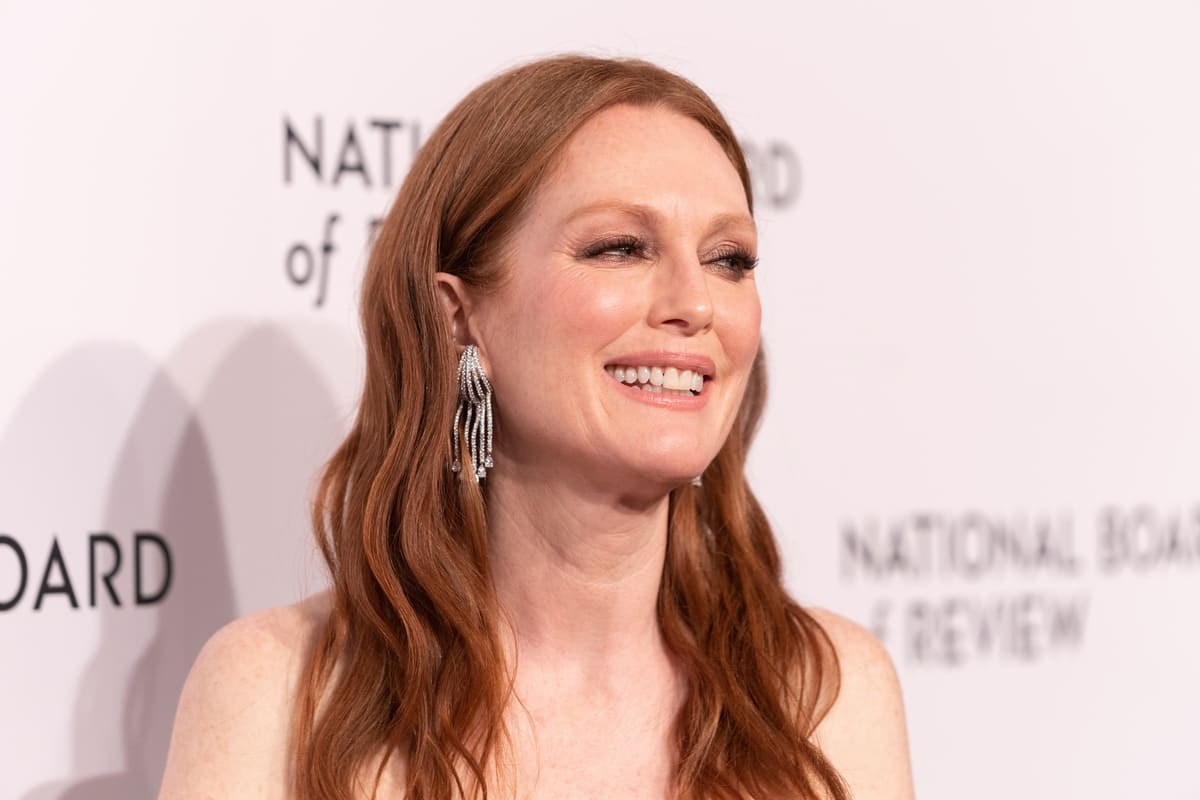 Julianne Moore Soft Waves 