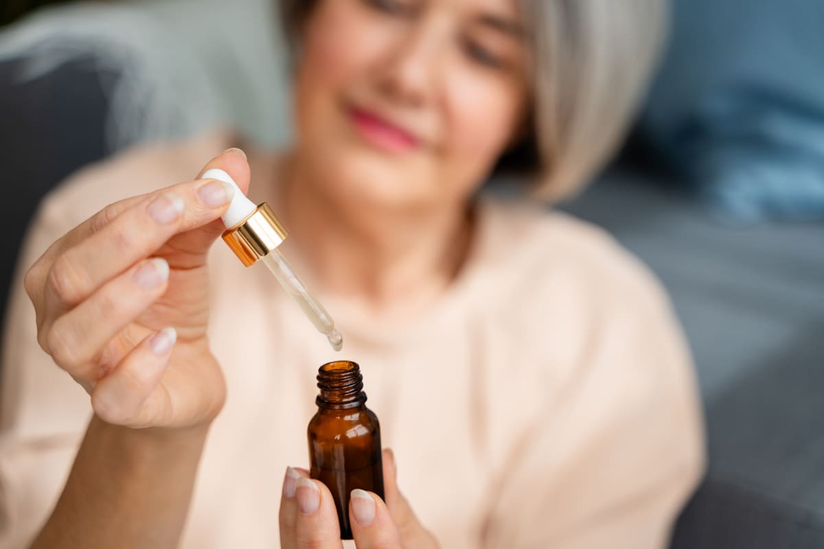 woman using hair oil