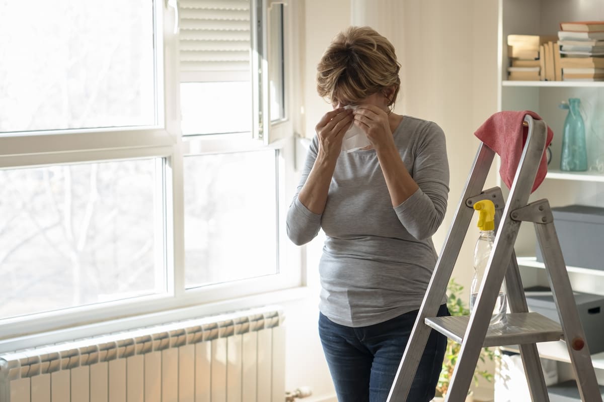woman with itchy eyes